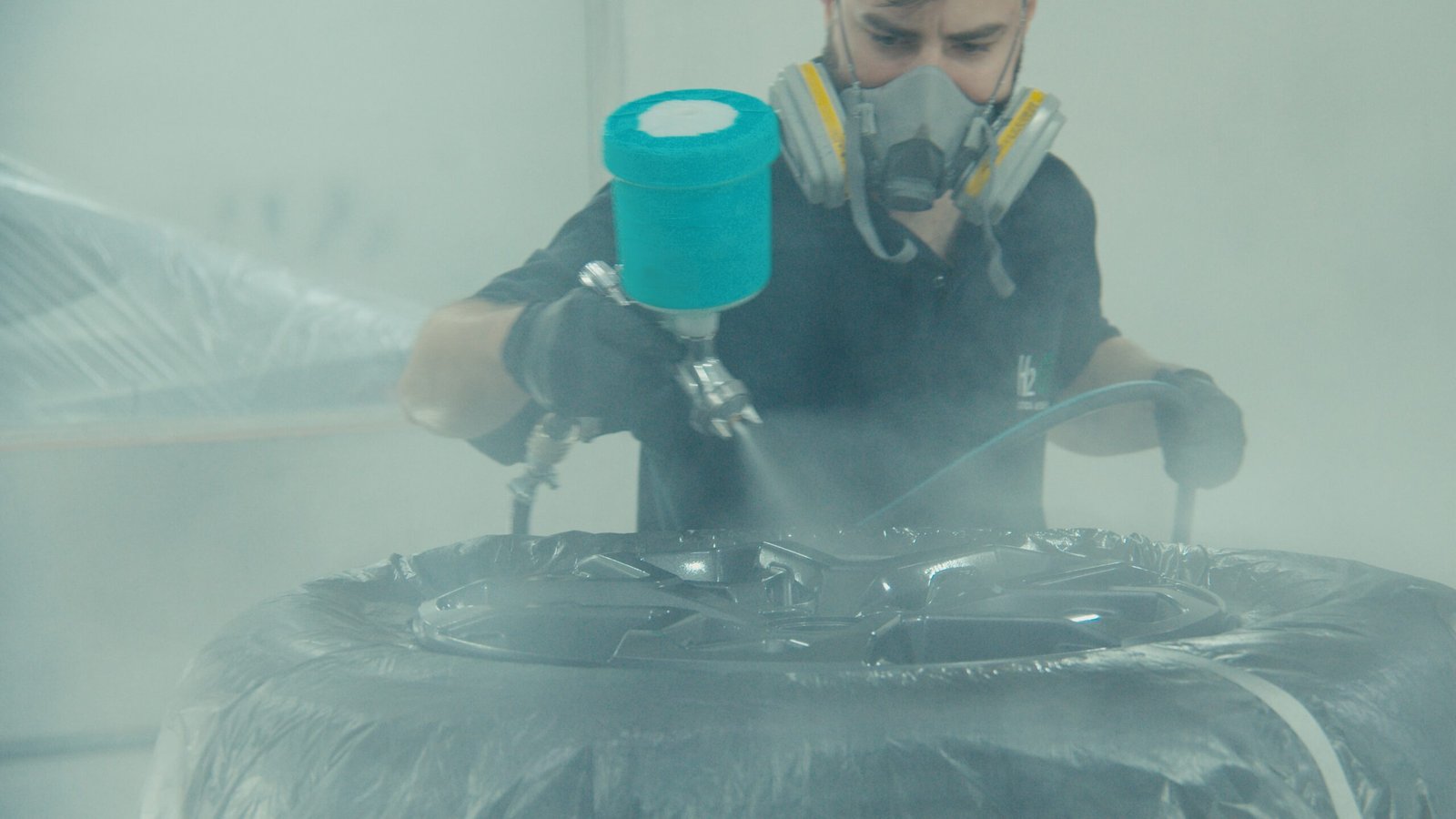 Técnico pintando roda H2OFF