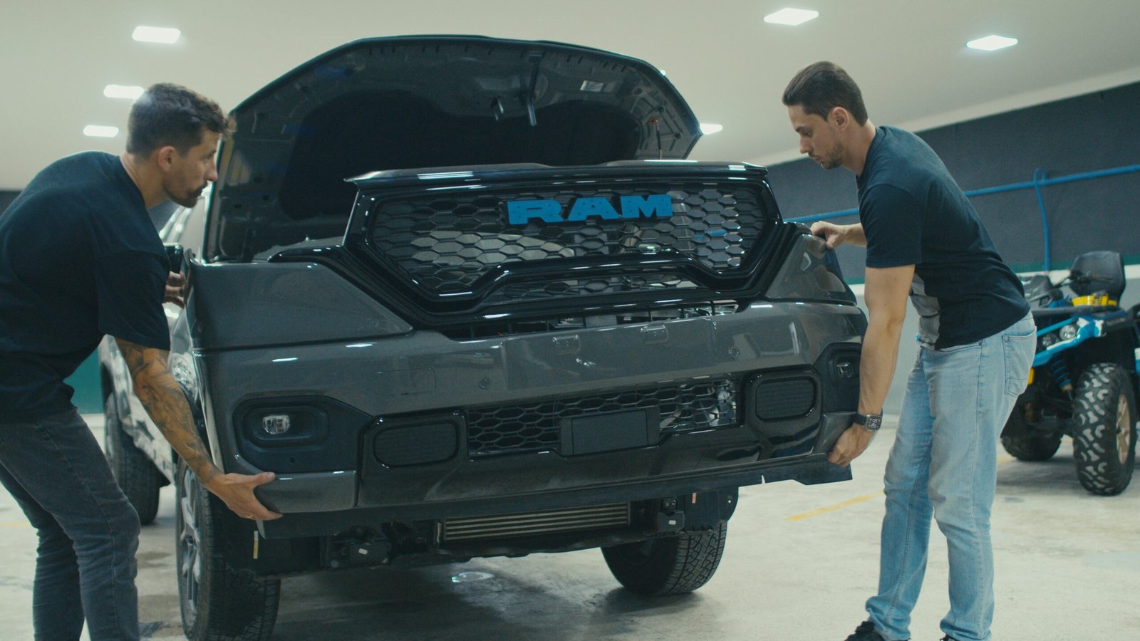 Equipe H2OFF montando para-choque RAM